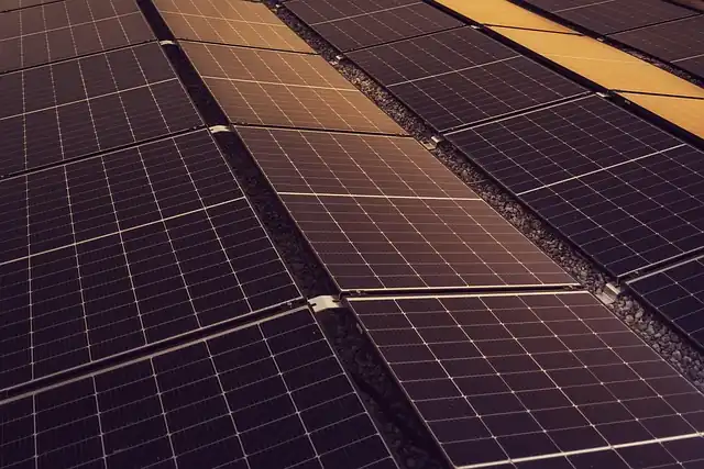 Rangées de panneaux photovoltaïques au soleil